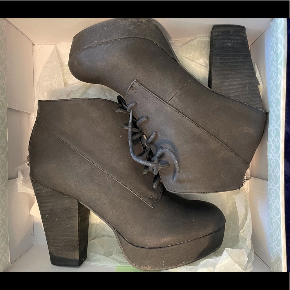 Daisy Fuentes booties. Gently worn.easy off/on